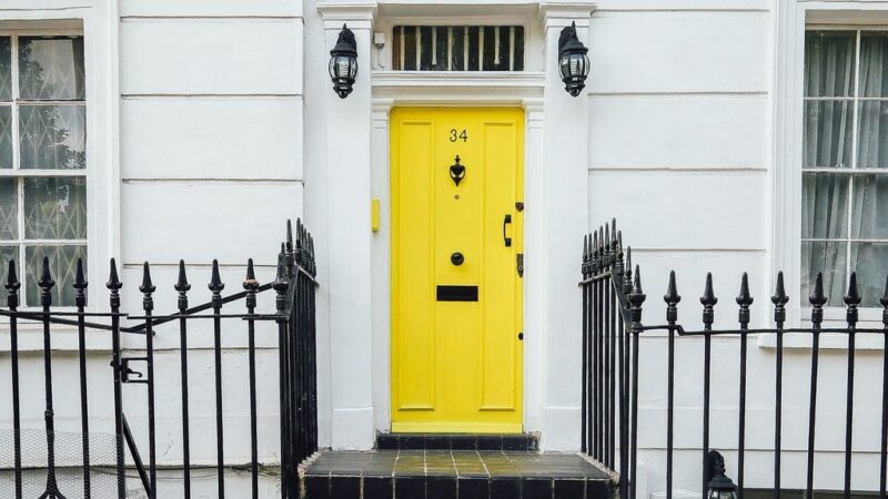 Transformez votre maison avec une porte d’entrée colorée